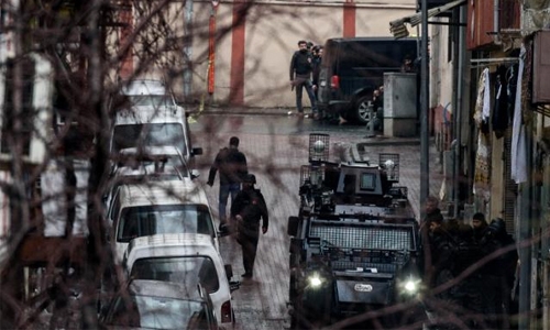 Istanbul police kill two female leftist militants in standoff