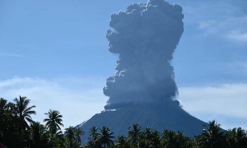 Indonesia evacuates hundreds near erupting volcano