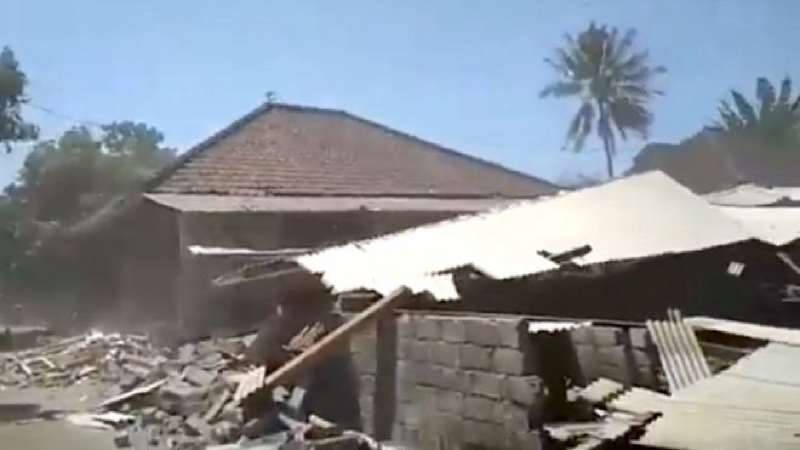 Quake hits Indonesia triggering landslides 