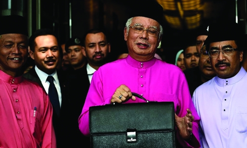 Malaysia PM signs defence deal in tilt toward China