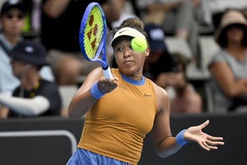 Rain break helps Osaka overcome nerves to reach Auckland quarters 