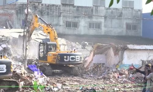 Indian rescuers pull eight dead from collapsed building