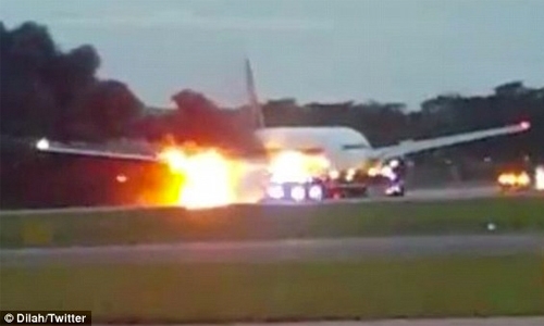 Singapore Airlines flight SQ368 caught on fire 