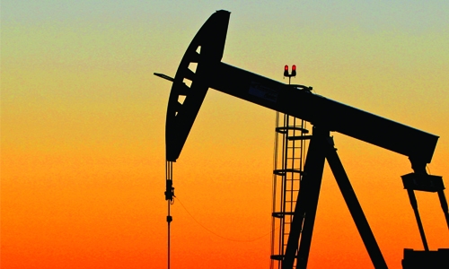 Oil prices stay near high