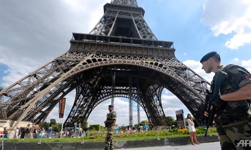 Strike shuts Eiffel Tower to tourists again