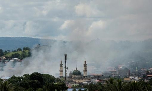 Philippine troops raise flag as bombs fall on Islamist-held city