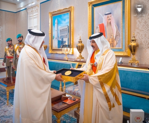 HM King receives gold commemorative coin