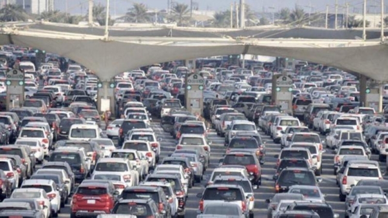 Saudis allowed to enter without border procedure after huge traffic congestion 