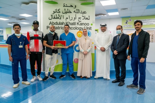 Hamza Kooheji meets young cancer patients at Salmaniya hospital