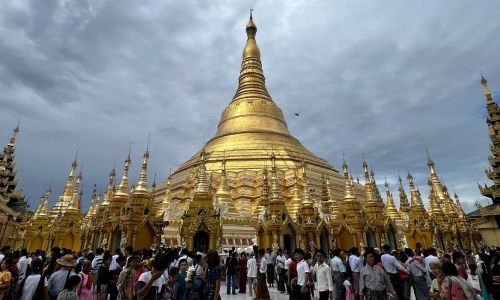 Thousands mark Buddha's birthday at Myanmar's Shwedagon pagoda