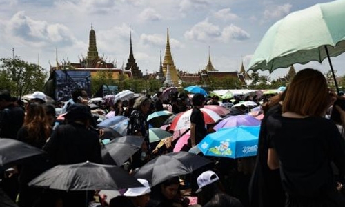 Massive crowds sing royal tribute to late Thai king