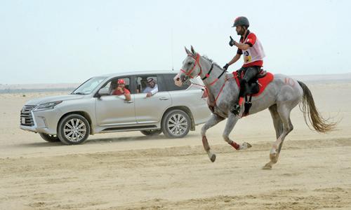 Shaikh Nasser attends qualifying race