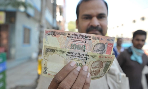 India banks reopen to long queues after rupee withdrawal