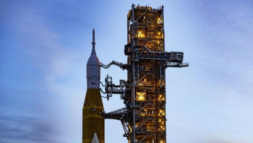 Nasa sticks to plan to launch Moon rocket Wednesday