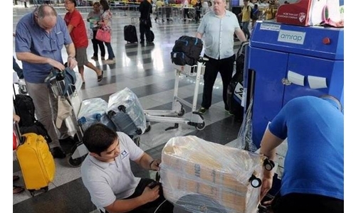 Pakistanis angered by airport baggage-wrapping policy