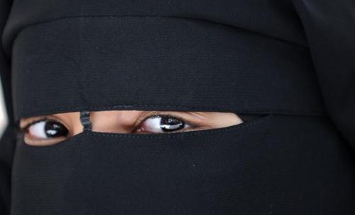 Tunisia suspends primary school teacher for wearing face veil