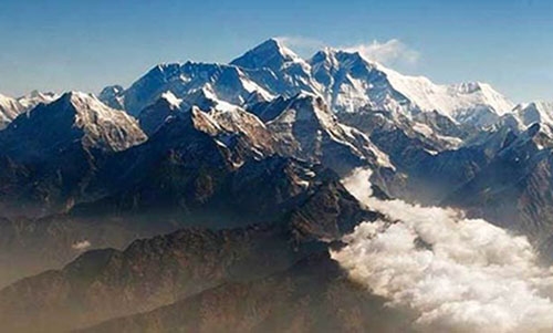 Britons first foreigners to scale Everest after quake