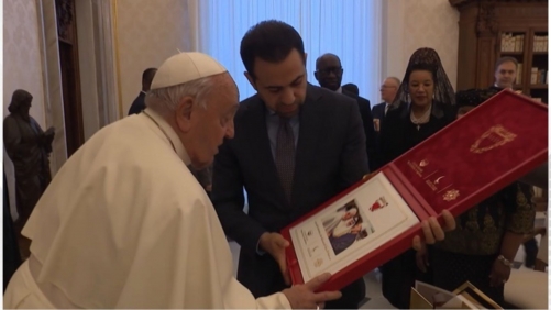 Pope receives Bahrain Dialogue  Forum commemorative book