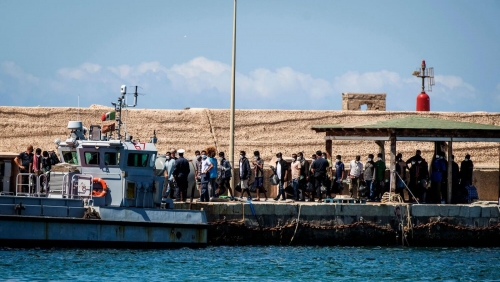 Over 1,000 migrants arrive in Italy, 5 found dead