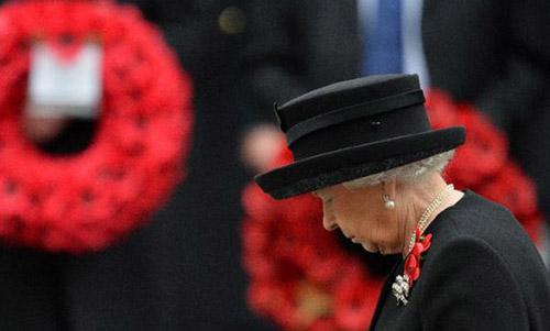 Britain's Queen Elizabeth leads silent tribute to war dead