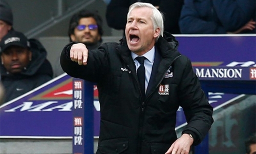 Pardew wants to forget league woes in FA Cup