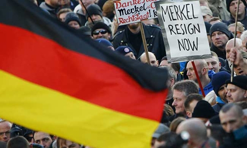 Thousands at far-right rally against Merkel migrant policy