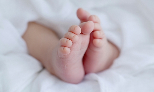 Two maids pour hot water on baby in Kuwait