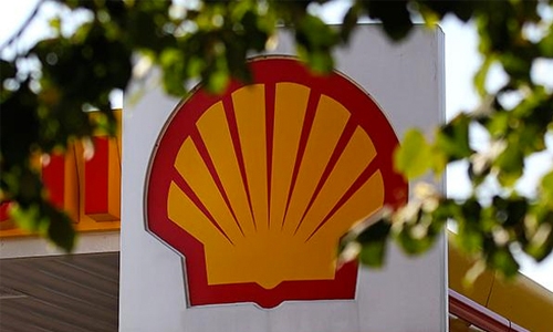 Shell net profit tumbles on low oil prices