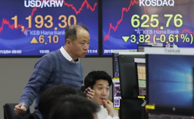 Asian stocks follow Wall Street lower on trade worries