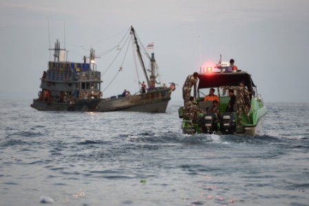 2,000 migrants stranded in boats off Myanmar: UN