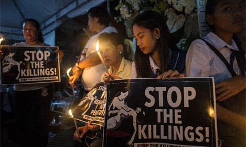 Thousands at boy's burial seek end to Philippine drug war