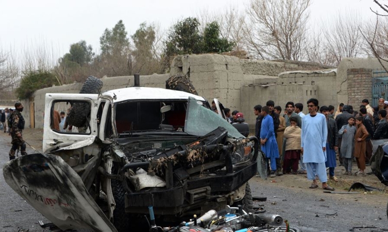 Roadside bomb kills eight 