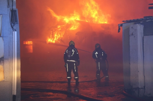 Civil Defense Successfully Extinguishes Warehouse Fire in Al-Naeem, Rescues 9 Workers