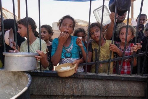 Gazans walk miles for bread and flour amid war shortages