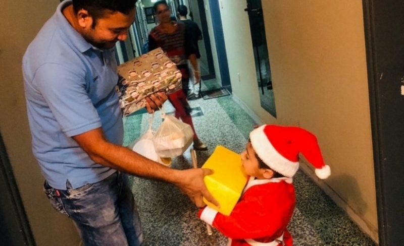 Four-year-old becomes Santa, gives gifts to workers in Dubai