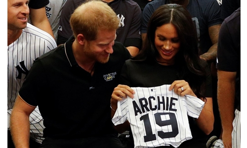 Prince Harry, Meghan given Yankees shirt for newborn son