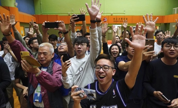 Pro-democracy candidates advance in key Hong Kong elections
