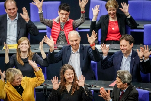 German MP makes first address to chamber in sign language