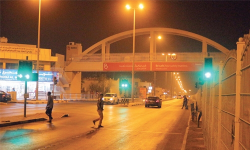 Footbridge fails to lure jaywalkers in Riffa