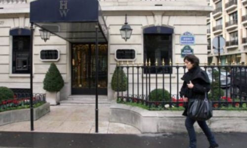 Armed robbers hit jeweller’s in Paris tourist hotspot